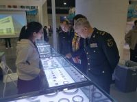 中科院任輝啟少將參觀洛陽(yáng)工業(yè)博覽會(huì)眾悅精密軸承有限公司展臺(tái)